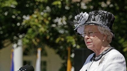 La reine Elizabeth II prend la parole lors d'une cérémonie&nbsp;aux Etats-Unis, le 7 mai 2007 à Washington. (MARK WILSON / GETTY IMAGES EUROPE / MAXPPP)