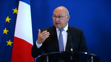 Le ministre des Finances, Michel Sapin, présente son programme de stabilité au ministère de l'Economie et des Finances, à Paris, le 13 avril 2016. (ERIC PIERMONT / AFP)