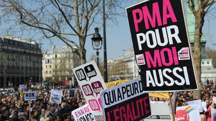 Des pancartes en faveur de la PMA lots d'une manifestation pour le Mariage pour tous en avril 2013. (NATHANAËL CHARBONNIER / RADIO FRANCE)