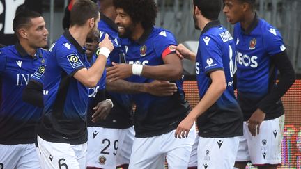 Rony Lopes félicité par ses coéquipiers niçois (JEAN-FRANCOIS MONIER / AFP)