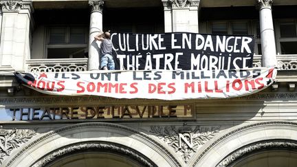 Les intermittents installent une bannière "Culture en danger" au théâtre de la ville à Paris en juin 2014
 (MIGUEL MEDINA)