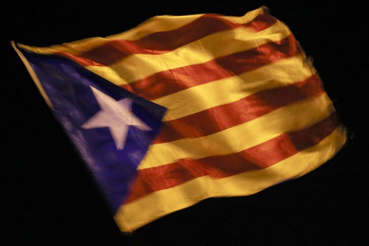 Le drapeau catalan indépendantiste à Barcelone, le 26 octobre 2017. (PAU BARRENA / AFP)