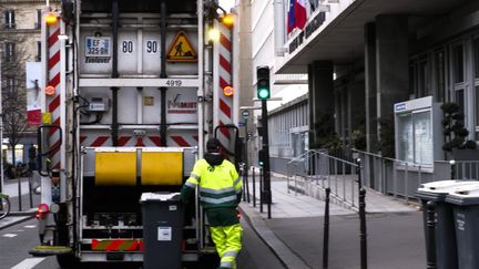 Un éboueur lors d'une tournée de ramassage des ordures ménagères, le 7 février 2020, à Paris (photo d'illustration). (ALEXIS SCIARD / MAXPPP)