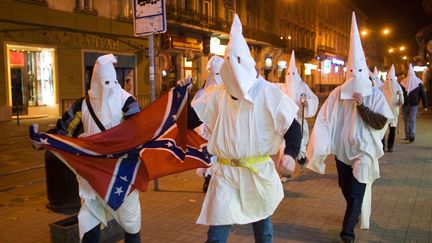  (Les militants du Ku Klux Klan se saisissent de certaines opportunités de l'actualité pour refaire parler d'eux, comme ci-contre en octobre 2009 en Ukraine, lors de la fête d'Halloween. © REUTERS/Vasily Fedosenko)