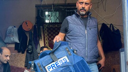 Le gilet porté par Wael Al-Dahdouh lorsqu'il a été blessé alors qu'il couvrait les combats en cours entre Israël et le Hamas à Gaza, à Khan Yunis, dans le sud de la bande de Gaza, le 15 décembre 2023. (AFP)