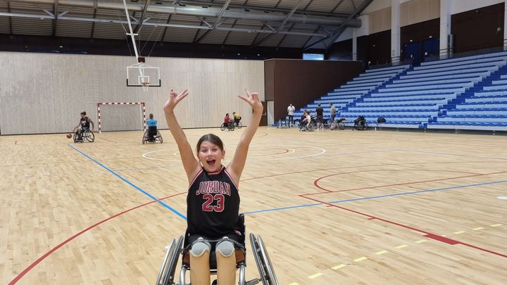 Jade, une petite fille de 11 ans, double amputée depuis l'âge de 4 ans, pratique le basket-ball en fauteuil roulant et l'athlétisme en région Occitanie. (DR / EMILIE WATREMEZ)