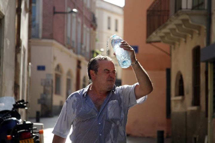 Un homme se rafra&icirc;chit &agrave; Perpignan (Pyr&eacute;n&eacute;es-Orientales), le 17 ao&ucirc;t 2012. (RAYMOND ROIG / AFP)