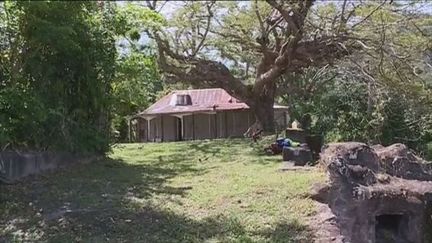 L'habitation Bisdary, située à Gourbeyre (Guadeloupe) est une ancienne sucrerie fondée au XVIIIème siècle par les jésuites. Le domaine est ensuite devenu propriété de l'Etat puis de la commune en 2015. La bâtiment est classé aux monuments historiques en 2007. Le projet&nbsp;de la ville est de créer un Centre historique et du patrimoine du sud de Basse-Terre, explique Roger Plaisant, chargé de la culture et du patrimoine à la ville de Gourbeyre, à Guadeloupe 1ère. Les travaux coûteront&nbsp;2,8 millions d'euros au total. (Th. Philippe / Guadeloupe 1ère)