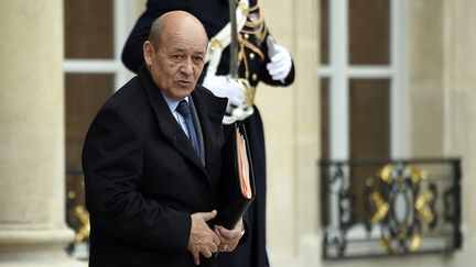 Le ministre de la D&eacute;fense Jean-Yves Le Drian quitte l'Elys&eacute;e, le 5 janvier 2015. (MARTIN BUREAU / AFP)