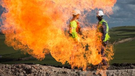 coûte aux compagnies trois à quatre millions de dollars par jour.
 
Les pouvoirs publics sont de plus en plus sollicités pour le réduire cette technique naturel est un gâchis économique énorme. De plus elle pollue l’atmosphère.  (Andrew Burton / Getty Images / AFP)