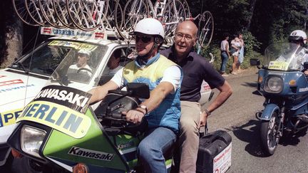 En 1986, c'est &agrave; moto que l'ancien pr&eacute;sident de la R&eacute;publique, Val&eacute;ry Giscard d'Estaing, suit la 21e &eacute;tape du Tour entre Saint-Etienne&nbsp;(Loire) et Clermont-Ferrand (Puy-de-D&ocirc;me). (AFP)