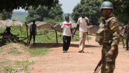 Miliciens anti-Balaka marchant près d'un casque bleu de l'ONU dans le village de Makunzi Wali en Centrafrique, le 27 avril 2017. (REUTERS - Baz Ratner)