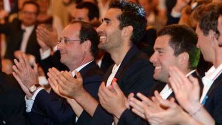 Fran&ccedil;ois Hollande et les m&eacute;daill&eacute;s de Sotchi &agrave; l'Elys&eacute;e pour le premier match des Bleus, le 15 juin 2014. (PHILIPPE MILLEREAU / DPPI MEDIA / AFP)