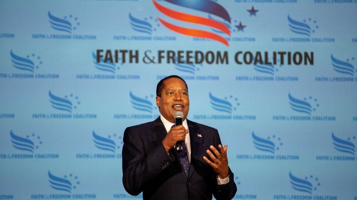 Le candidat républicain à la présidentielle Larry Elder durant une conférence à Clive dans l'Iowa, le 22 avril 2023. (RACHEL MUMMEY / AFP)