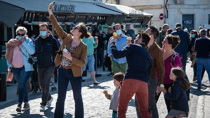 Des touristes sur le port de La Rochelle, le 4 avril 2021.&nbsp; (PHOTOPQR/SUD OUEST/MAXPPP)