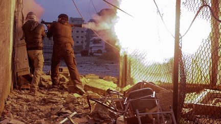 Les rebelles tirent une grenade avec une fusée. (Reuters/Goran Tomasevic)