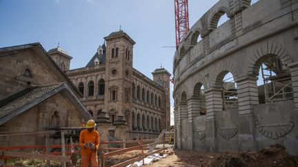 Le "Colisée" lors de sa construction le 22 mai 2020 à Antananarivo, la capitale de Madagascar. (RIJASOLO / AFP)