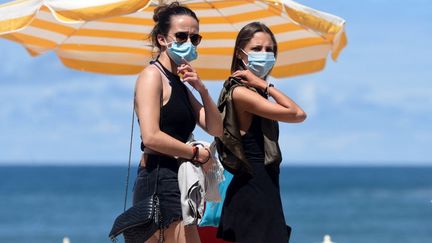 Stations balnéaires : les premiers vacanciers profitent des plages... et des centres de vaccination