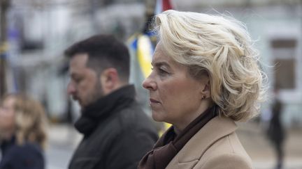 La présidente de la Commission européenne Ursula von der Leyen, au côté du président ukrainien Volodymyr Zelensky à Kiev le 24 février 2024 (POOL /UKRAINIAN PRESIDENTIA / MAXPPP)