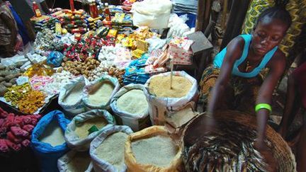 Sur un marché de la capitale de la Sierra Leone, Freetown, le 13 mars 2008. (REUTERS / Katrina Manson )