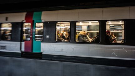 Un train RER à Paris, le 10 janvier 2020. (MARTIN BUREAU / AFP)