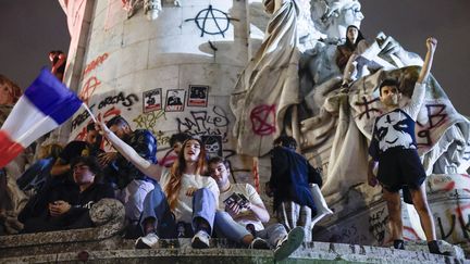 Des sympathisants de gauche réunis sur la place de la République après la victoire de Nouveau Front populaire au second tour des élections législatives, le 7 juillet 2024. (YOAN VALAT / MAXPPP)