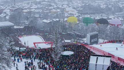 Les épreuves de ski alpin à Kitzbuhel, en Autriche, attire toujours beaucoup de monde, comme ici lors de la descente masculine en Coupe du monde des valides, le 21 janvier 2023. (ROBERT SZANISZLO / NURPHOTO)