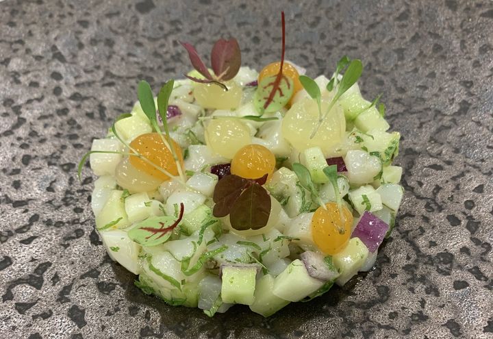 Le ceviche de noix de Saint-Jacques, la recette de Noël de Michel Hulin de La Cabro d'Or aux Baux-de-Provence, une recette fraîche et colorée. (BERNARD THOMASSON / FRANCE INFO)