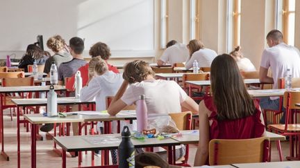 Des lycéens planchent sur l'épreuve de philosophie, à Briançon (Hautes-Alpes), le 15 juin 2022. (THIBAUT DURAND / HANS LUCAS / AFP)