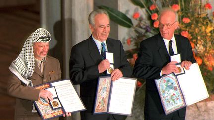 Shimon Peres reçoit le prix Nobel de la paix avec Yitzhak Rabin et Yasser Arafat pour leur rôle dans le processus de paix israélo-palestinien,&nbsp;le 10 décembre 1994, à Oslo. (ERIK JOHANSEN / SCANPIX)