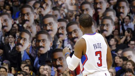 Des supporters du basketteur Chris Paul des Clippers de Los Angeles lui rendent hommage avec des dizaines de masques &agrave; son effigie lors du match contre les Mavericks de Dallas &agrave; Los Angeles (Californie), le 9 janvier 2013. (MARK J. TERRILL / AP / SIPA)