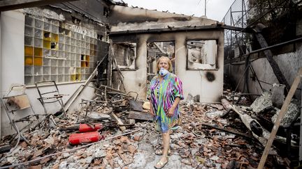A Mati, une femme se trouve à l'intérieur de ce qu'il reste de sa maison, complètement détruite par l'incendie&nbsp;dans la nuit du 23 au 24 juillet 2018.&nbsp; (CHRISTOPH SOEDER / DPA)