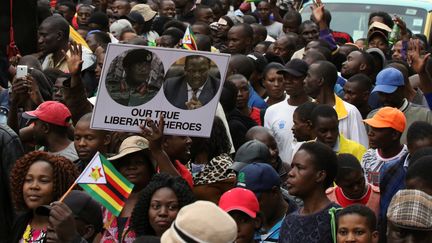 Lâché par ses alliés, le président zimbabwéen Robert Mugabe rencontre de nouveau l'état-major de l'armée dimanche, qui l'a placé en résidence surveillée, au lendemain de manifestations massives pour sa démission. (PHILIMON BULAWAYO / REUTERS)