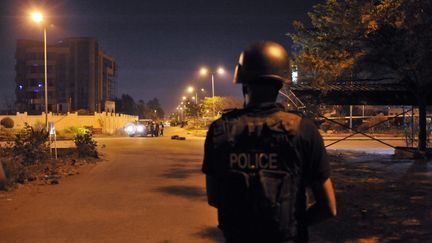 Un policier malien près de l'hôtel attaqué, le 21 mars 2016 à Bamako (Mali). L'établissement sert de quartier général à la mission de formation de l'Union européenne. (HABIBOU KOUYATE / AFP)