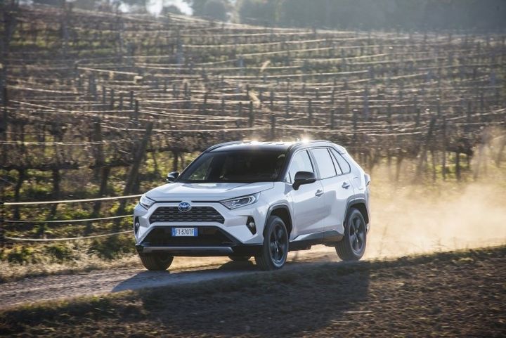 Le RAV4 Hybride, un SUV conçu pour la ville, les voyages et...le tout-terrain. (TOYOTA POUR FRANCE INFO)