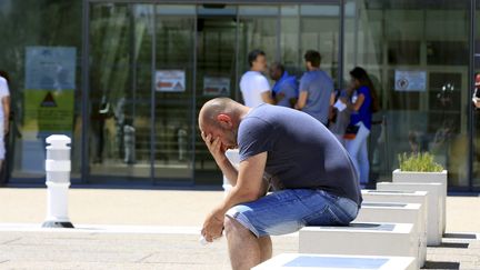 Un hommme devant l'Hôpital Pasteur de Nice (Alpes-Maritimes), le 15 juillet 2016.&nbsp; (MAXPPP)