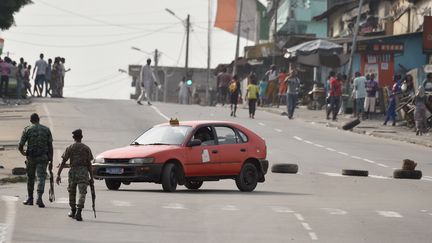 Un taxi fait demi-tour face à un barrage, à Abidjan (Côte d'Ivoire), le 7 janvier 2017. (ISSOUF SANOGO / AFP)