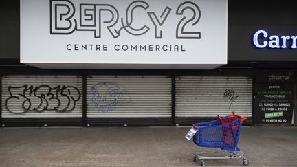 Le centre commercial Bercy 2 fermé à Charenton-le-Pont (Val-de-Marne), le 29 avril 2020. (DEROUBAIX JEAN-FRANCOIS / HEMIS / AFP)