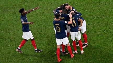 Les joueurs de l'équipe de France se congratulent lors de France-Danemark, samedi 26 novembre 2022, à l'occasion du deuxième match de la phase de poules de la Coupe du monde. (FRANCOIS-XAVIER MARIT / AFP)