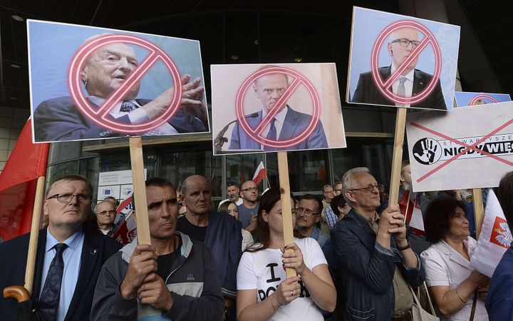 Des manifestants anti-Soros à Varsovie, en Pologne, le 26 juillet 2017. (CZAREK SOKOLOWSKI / AP / SIPA)