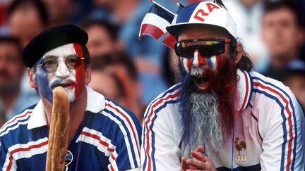 Deux supporters français lors du 8e de finale du Mondial France-Paraguay le 28 juin 1998 à Lens. (ALEXANDER HASSENSTEIN / BONGARTS)