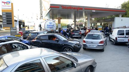 Des véhicules attendent de pouvoir se servir en carburant à une station-service TotalEnergies, le 10 octobre 2022 à Marseille (Bouches-du-Rhône).&nbsp; (MAXPPP)