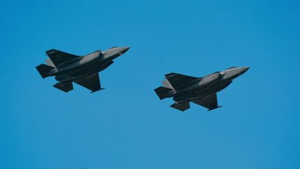 Des avions de chasse F35 de l'armée polonaise lors d'une démonstration à Varsovie, le 12 août 2024. (JAAP ARRIENS / NURPHOTO / AFP)