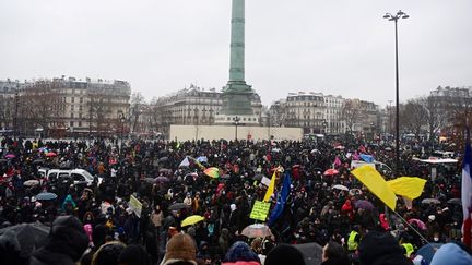 Manifestation contre la proposition de loi sur la "sécurité gloabale", place de la Bastille, à Paris, le 16 janvier 2021. (MARTIN BUREAU / AFP)