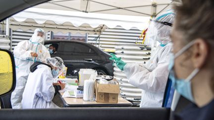 Une personne se fait tester au Covid-19 dans sa voiture, à Lanester (Morbihan), le 19 août 2020.&nbsp; (VINCENT GERBET / HANS LUCAS / AFP)