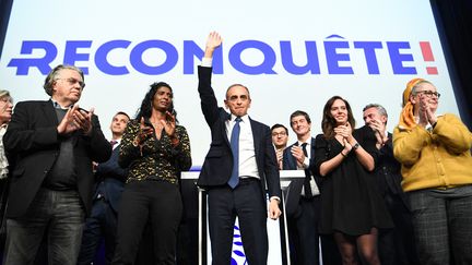 Eric Zemmour et ses soutiens&nbsp;le soir du premier tour de l'élection&nbsp;présidentielle, à Paris le 10 avril 2022 (BERTRAND GUAY / AFP)