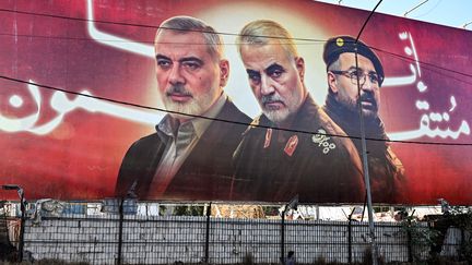 Une affiche géante du leader politique du Hamas, Ismail Haniyeh, du général iranien assassiné, Qasem Soleimani et du commandant du Hezbollah, Fuad Shukr (de gauche à droite), à Beyrouth, le 19 septembre 2024. (JOSEPH EID / AFP)