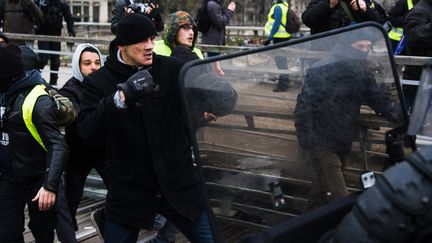 L'ancien boxeur, Christophe Dettinger, en train de frapper un gendarme sur la passerelle Leopold-Sédar-Senghor, le 5 janvier 2019, à Paris. (MARION VACCA / HANS LUCAS)