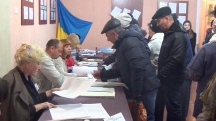 &nbsp; (Un bureau de vote à Kourakhovo, dans l'Est de l'Ukraine @ Radio France)