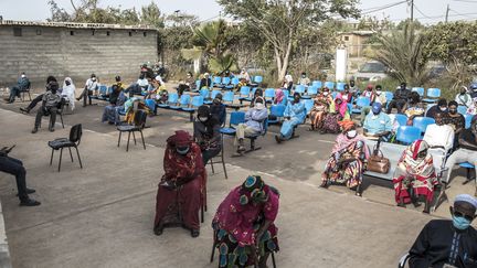 Des patients attendent leur tour pour se faire tester à l'hôpital de Pikine (Sénégal). (JOHN WESSELS / AFP)